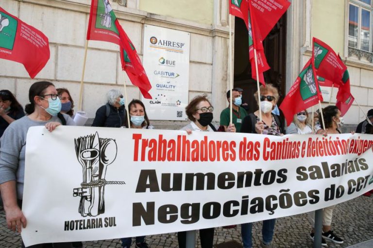 Greve dos trabalhadores das cantinas e refeitórios com adesão de 80%, segundo o sindicato