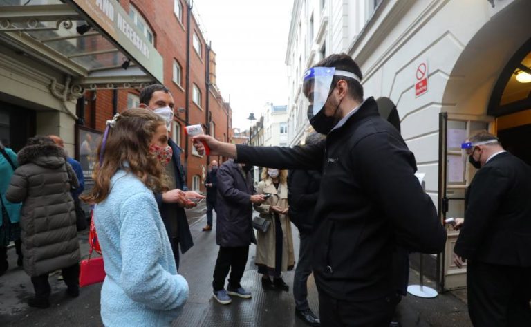 Covid-19: Reino Unido intensifica esforços para controlar variante em crescimento