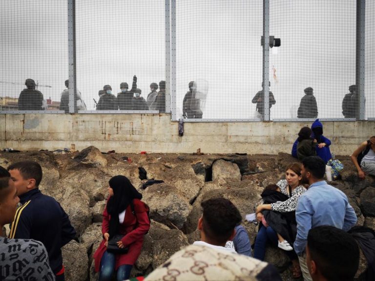 Ceuta acordou com milhares de migrantes sem destino e militares na fronteira