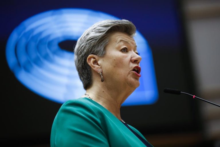 UE/Presidência: Combater tráfico humano passa por criminalizar quem recorre ao serviço das vitimas — comissária