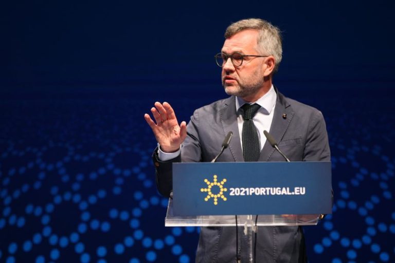 UE/Presidência: UE perdeu “credibilidade” na defesa do Estado de direito