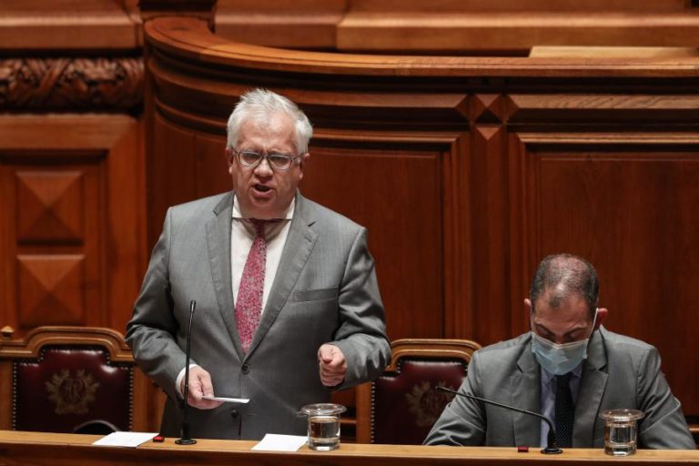 Covid-19: Cabrita pede aos turistas que respeitem regras em vigor no país