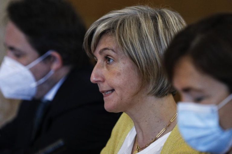 Ministra da Saúde admite reorganização nas urgências e redistribuição de recursos