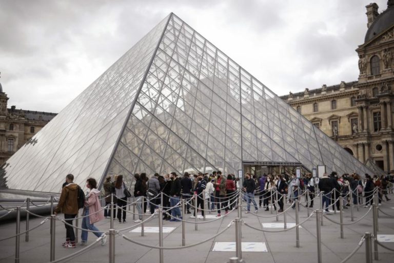 Historiadora Laurence des Cars vai ser a primeria mulher a dirigir o Museu do Louvre