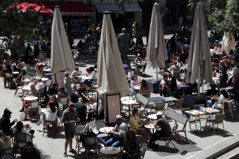 Parisienses esgotam esplanadas e prometem viver “um dia de cada vez”