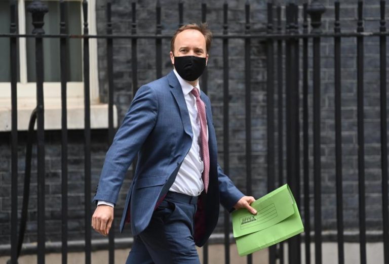 Covid-19: Ministro da Saúde britânico rejeita acusação de mentir sobre pandemia