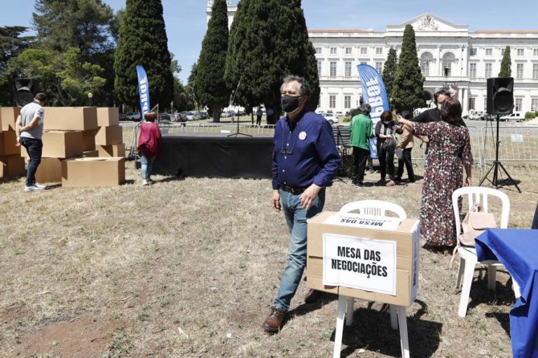 Professores manifestam-se por melhores condições de trabalho e pelo desbloqueio negocial