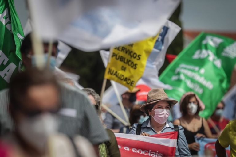 Centenas frente ao Palácio da Ajuda exigem respostas para a função pública
