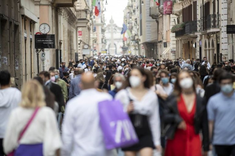 Covid-19: Itália regista 3.244 novos casos e supera 31 milhões de vacinas administradas