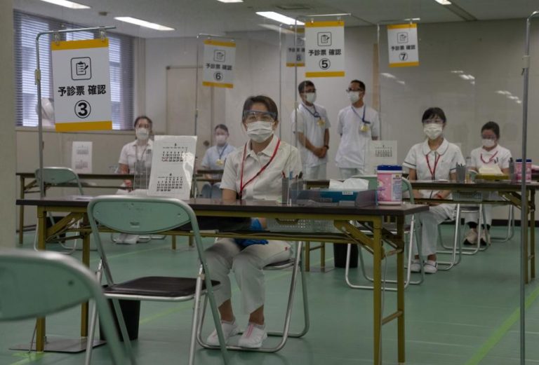 Covid-19: Japão abre primeiros centros de vacinação em massa em Tóquio e Osaka