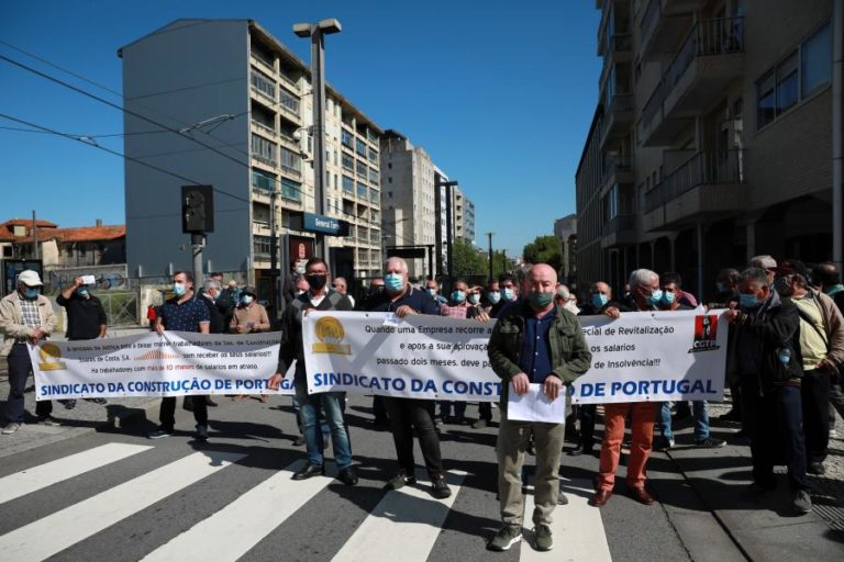 Dezenas de trabalhadores da Soares da Costa cortam avenida em Gaia contra salários em atraso