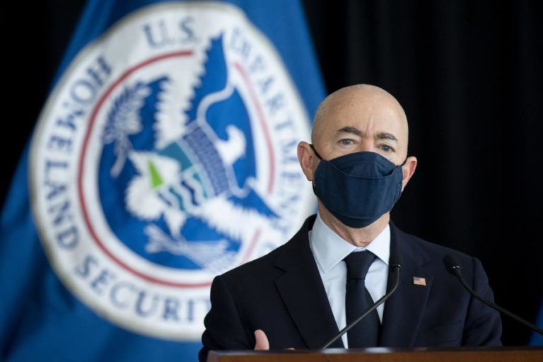 Covid-19: EUA estudam possível certificado de vacinação para viagens ao estrangeiro