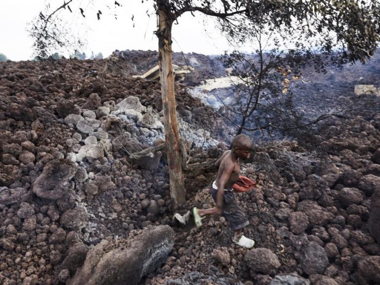 Cerca de 1.800 crianças refugiam-se no Ruanda após erupção do vulcão Nyiragongo