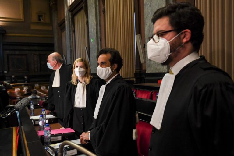 Covid-19: UE exige em tribunal à AstraZeneca doses de vacina por entregar