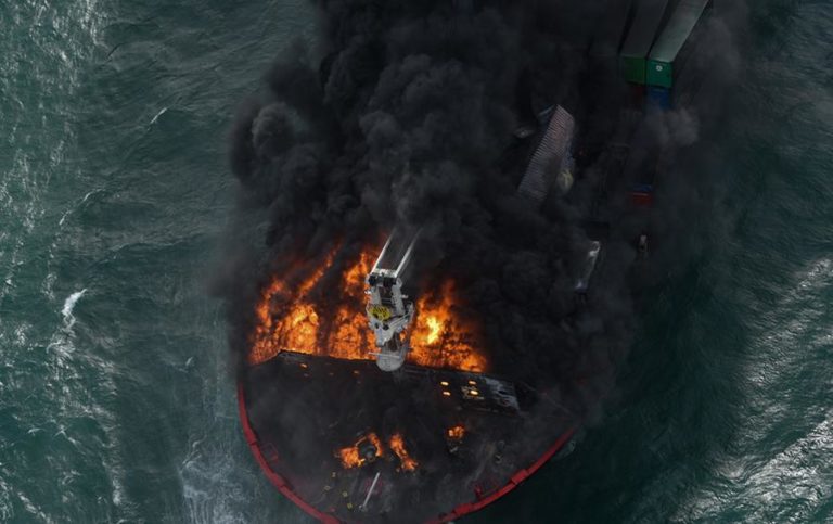 Peritos europeus juntam-se aos esforços para salvar navio em chamas no Índico