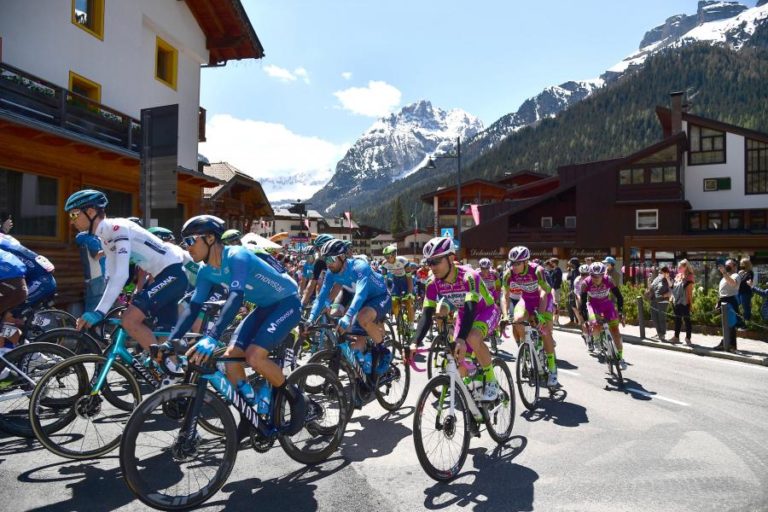 Giro: João Almeida em segundo lugar na 17.ª etapa, ganha por Dan Martin
