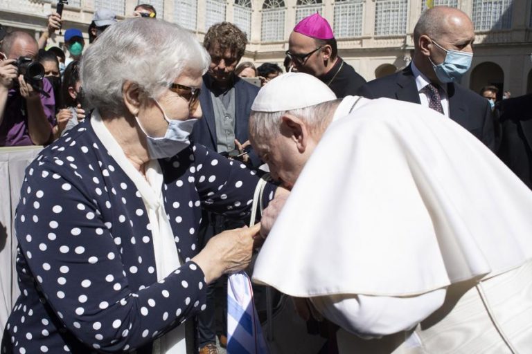 Papa Francisco beija a tatuagem de uma sobrevivente do Holocausto