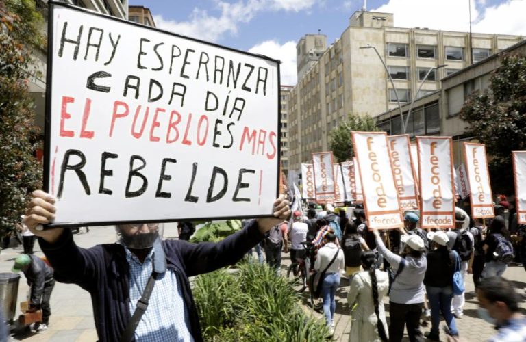 Confrontos entre polícia e manifestantes causam um morto na Colômbia