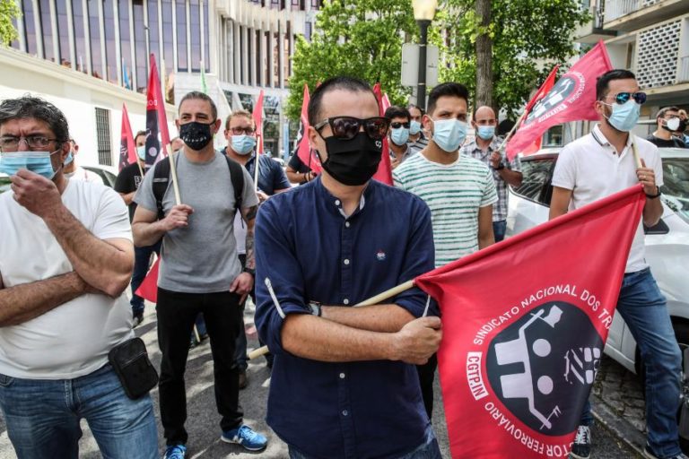 Mais de 50 trabalhadores da CP e Infraestruturas de Portugal juntos em Lisboa por aumentos salariais