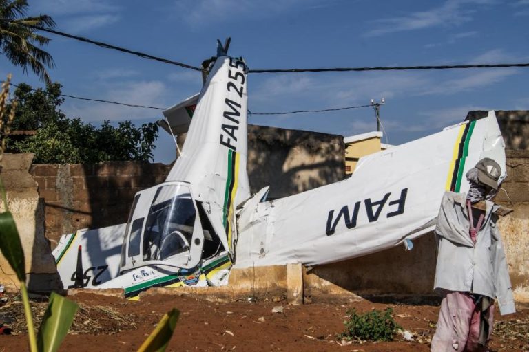 Aeronave ligeira aterra de emergência em bairro de Maputo