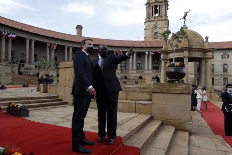 Covid-19: PR sul-africano diz que África não pode continuar à espera da vacina