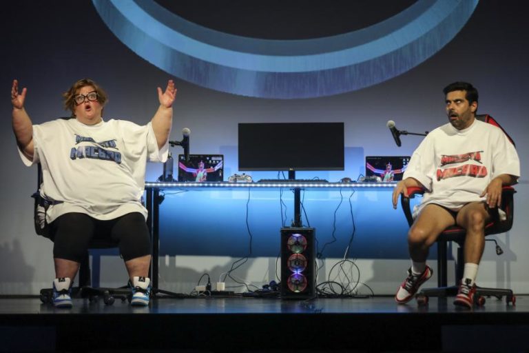 Tragédia de Shakespeare é contada a crianças pelo Teatro Praga no palco do Lu.Ca