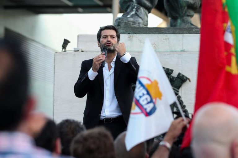 Líder do Chega garante que partido vai definir condições para viabilizar Governo de direita