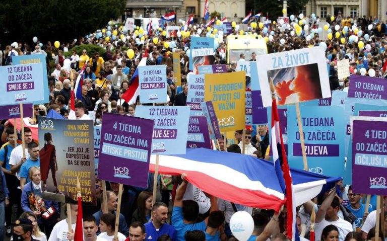 Milhares de manifestantes antiaborto realizam protesto na Croácia