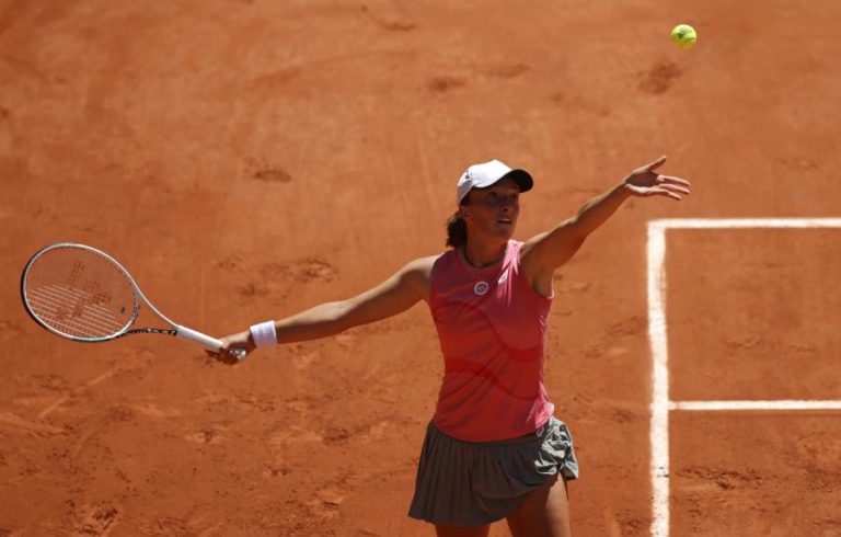 Roland Garros: Iga Swiatek inicia defesa do título com triunfo sobre Kaja Juvan