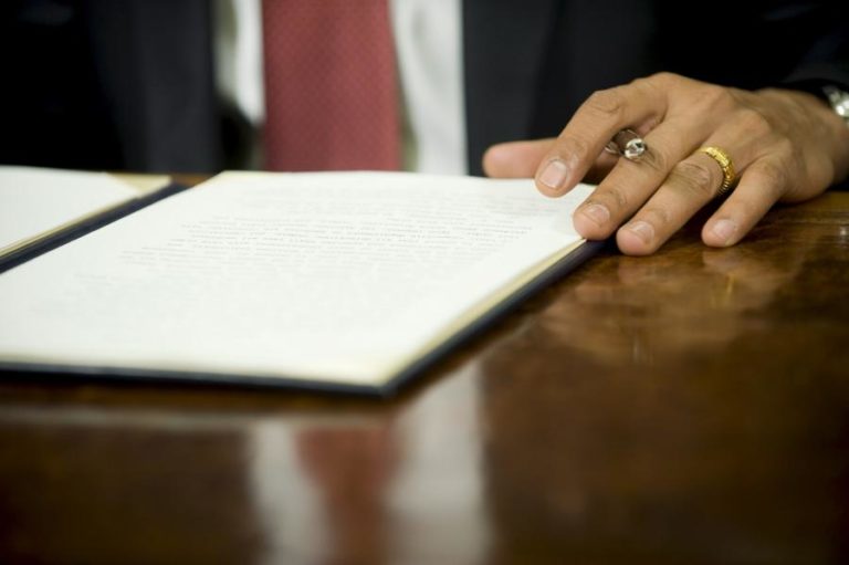 Letras ‘pequeninas’ proibidas nos contratos de adesão a partir de 25 de agosto