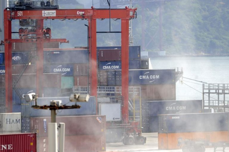 Exportações e importações de bens disparam 82,4% e 60,4% em abril em termos homólogos