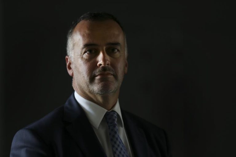 Covid-19: Especialista diz que é preciso não descartar a capacidade das farmácias na vacinação