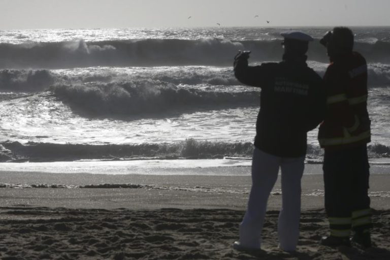 Confrontos entre grupos rivais fazem um ferido na praia da Conceição em Cascais