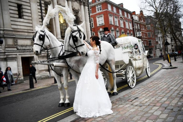 Covid-19: Casamentos civis autorizados ao ar livre em Inglaterra e País de Gales