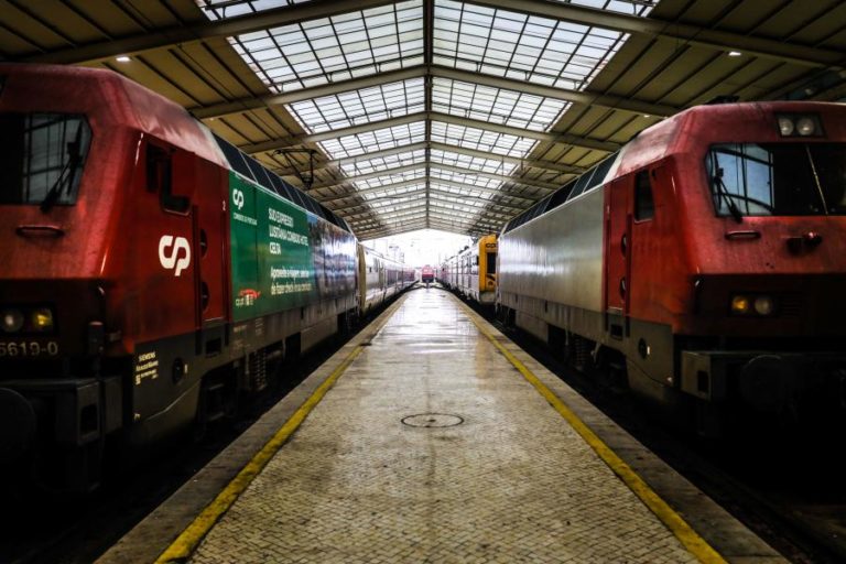 CP repõe lotação máxima em comboios apenas com lugares sentados a partir de hoje