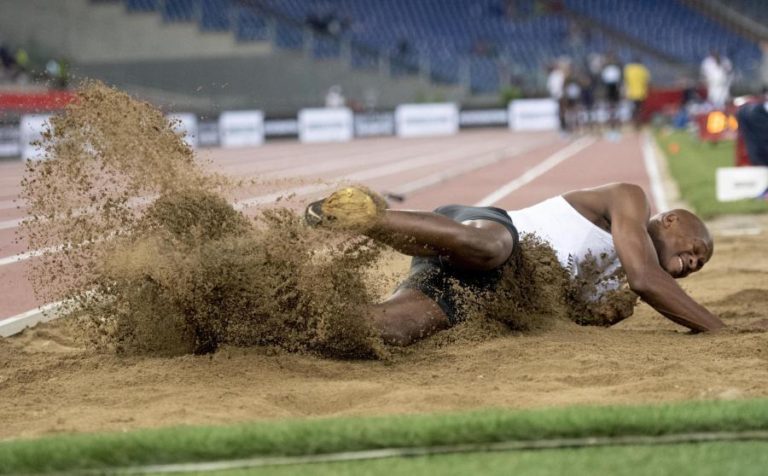 Vice-campeão olímpico do salto em comprimento suspenso por quatro anos