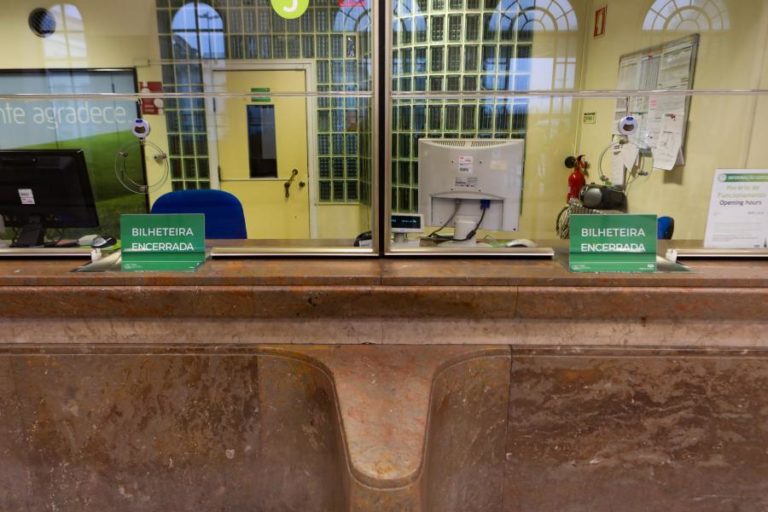 Trabalhadores das bilheteiras e revisores da CP em greve de domingo a 3.ª feira