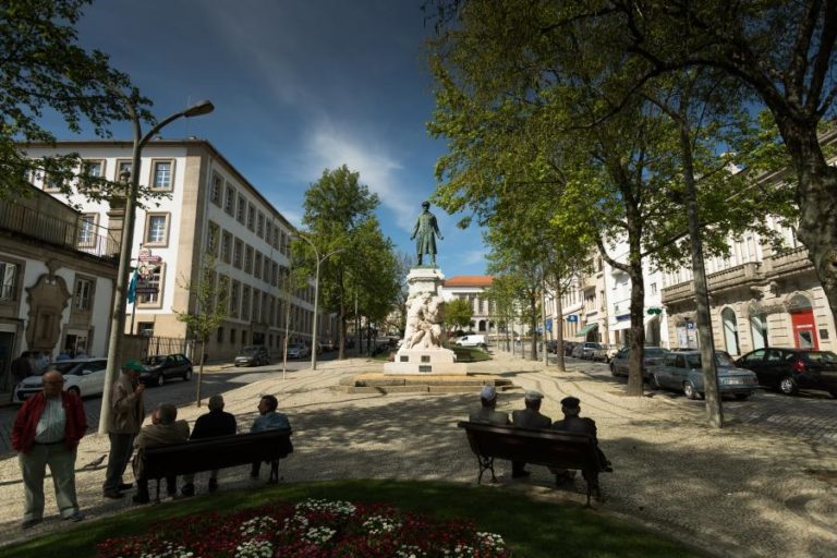 Três feridos e danos num banco em incidentes numa zona de bares de Vila Real