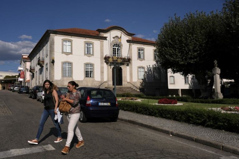 Livro que ajuda eleitos do poder local a concretizarem ideias e projetos é lançado em Vouzela