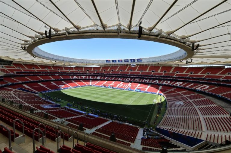 Jogo entre seleções de Portugal e Espanha com 15.000 espetadores no estádio