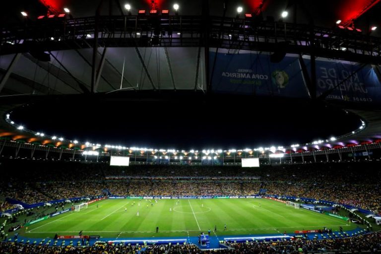 Covid-19: Copa América no Brasil é como “contratar músicos para distrair pessoas num velório”