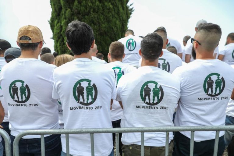 Centenas de polícias do movimento Zero concentrados em frente ao parlamento