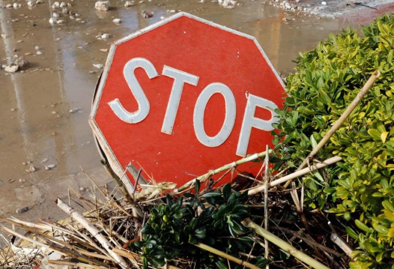 Chuva e granizo inundam casas e levam ao corte de estrada em Montalegre