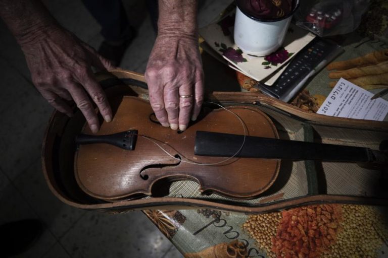 Morreu a violinista e maestrina Jeanne Lamon, diretora da orquestra Tafelmusik
