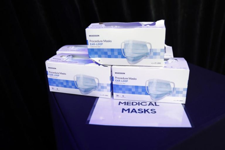 Covid-19: Primeiro-ministro diz que é cedo para levantar obrigatoriedade do uso de máscaras