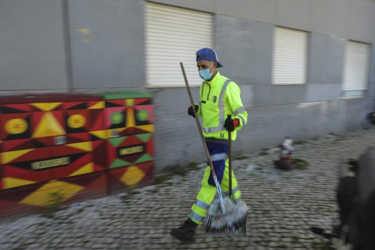 Média de idades envelhecida dos trabalhadores “ameaça” limpeza urbana, segundo um estudo