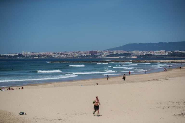 Covid-19: Concessionários da Costa de Caparica temem verão igual ao do ano passado