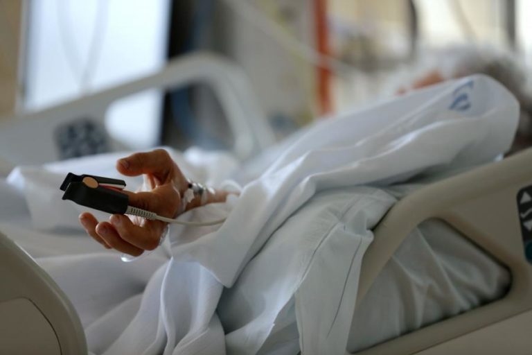 Covid-19: Mais de dois mil casos, quatro mortos e subida nos internamentos