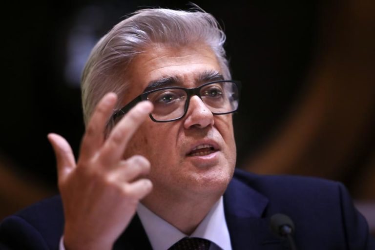 Covid-19: Governo assume que 2021 será “decisivo” para preparar futuro do SNS