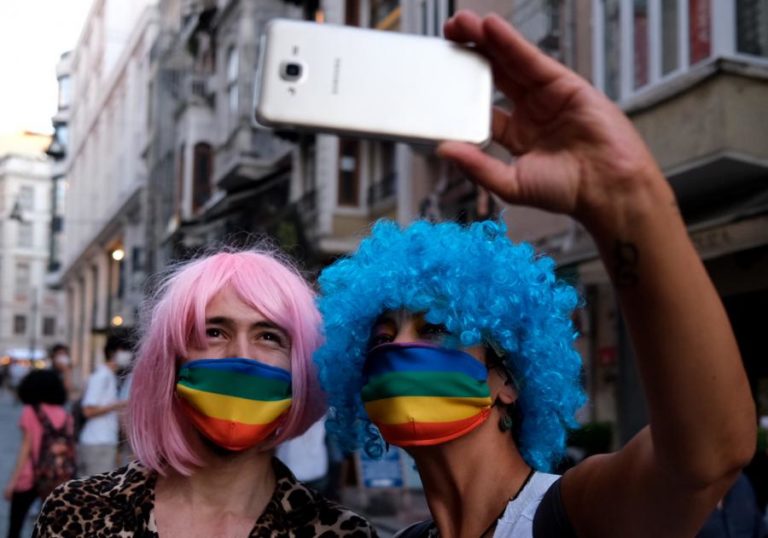 Polícia dispersa centenas de pessoas em marcha do orgulho LGBTI de Istambul
